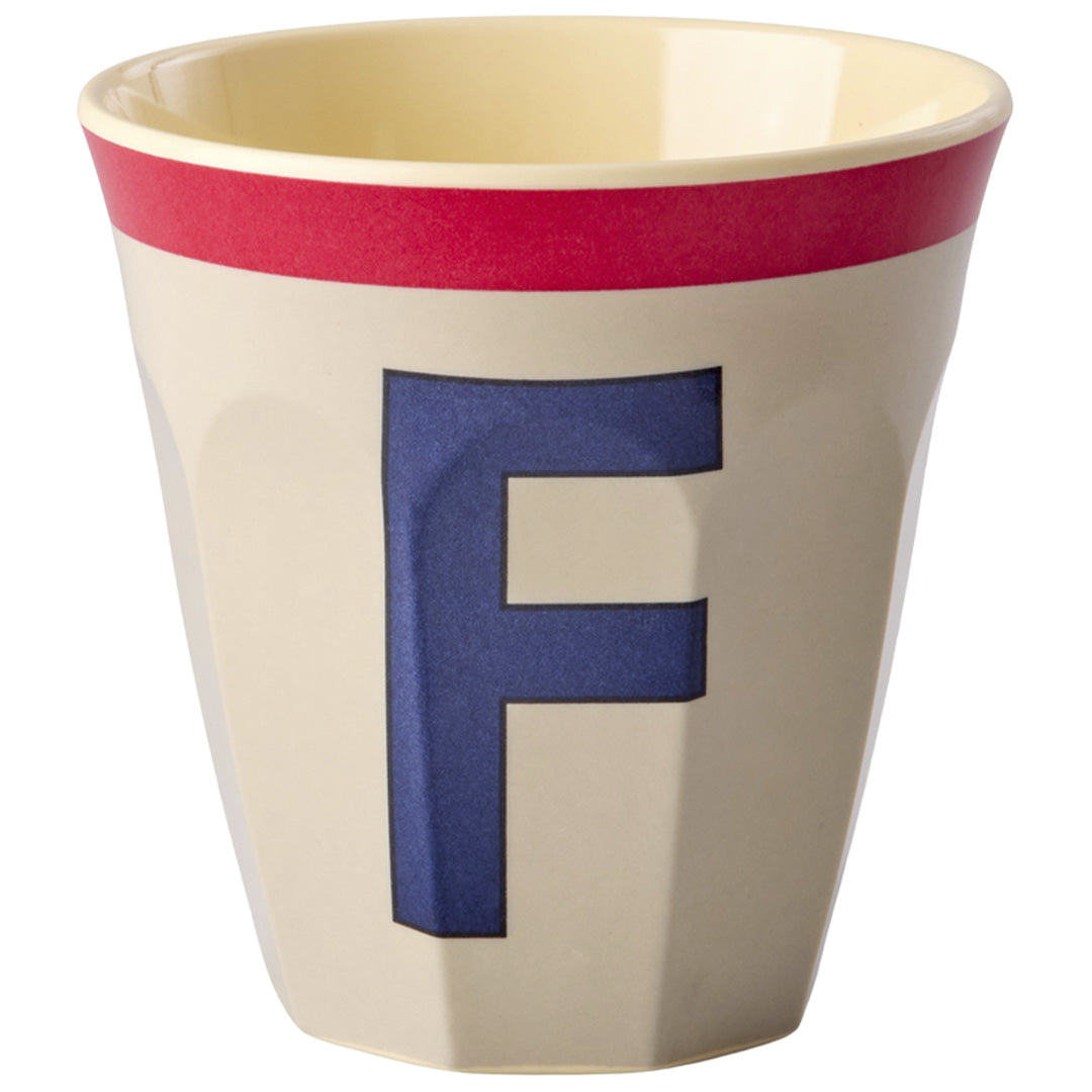 rice alfabetbeker in beige met een blauwe letter F en een rode rand.