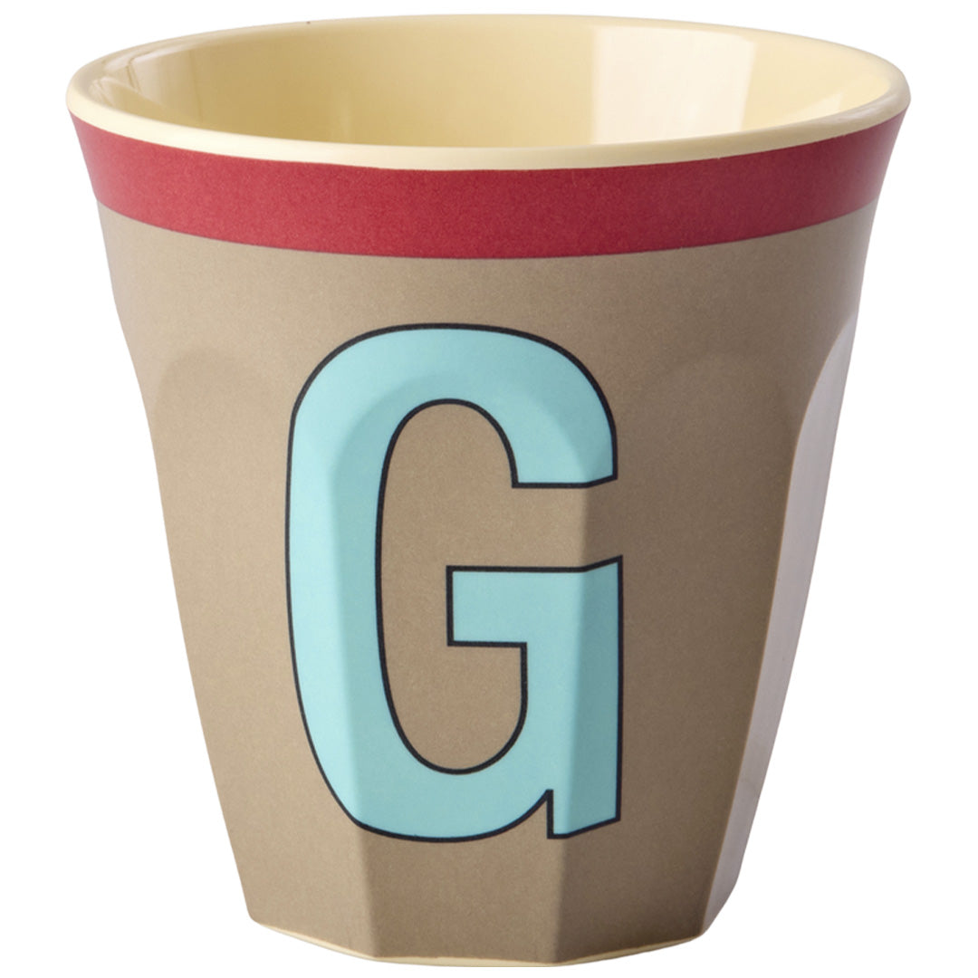 Rice plastic tumbler in donkerbeige met een lichtblauwe letter G en een rode rand.