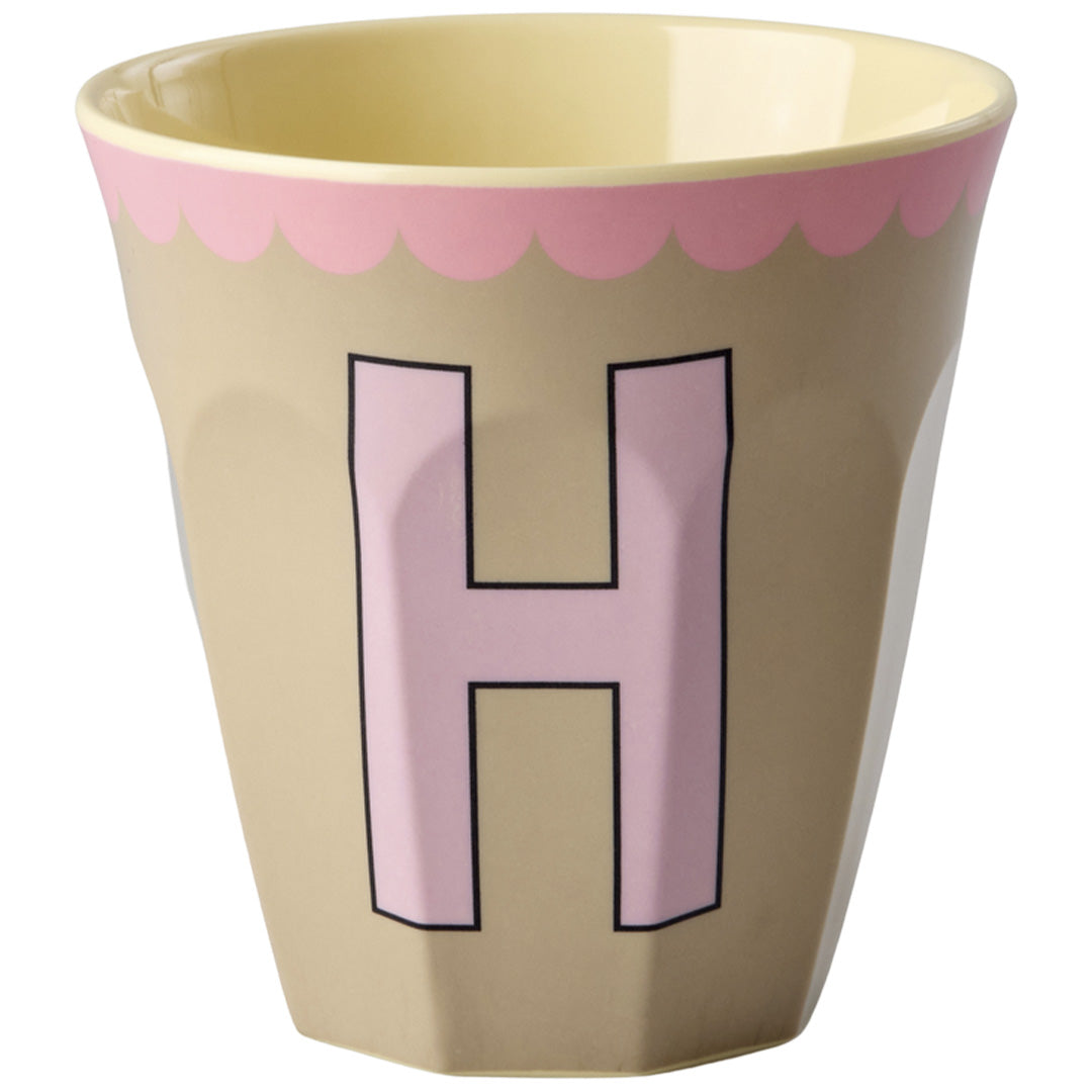 rice alfabetbeker in beige met roze letter H en roze geschulpte rand.