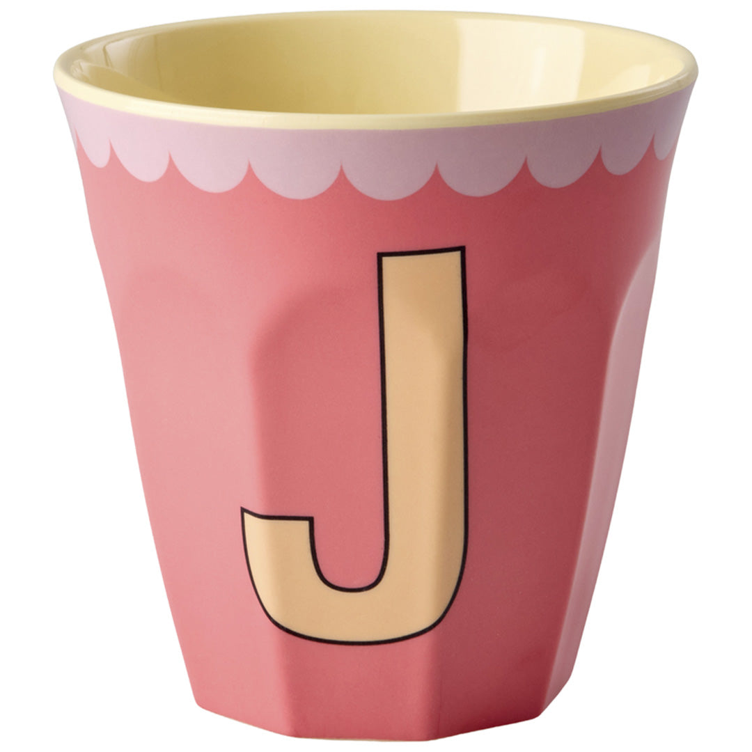 rice plastic alfabetbeker in zalmroze met de letter J en een geschulpte rand.