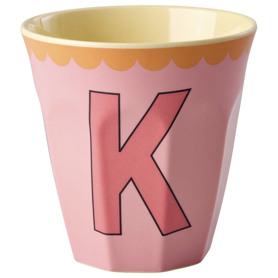 Roze rice alfabetbeker met de letter K.