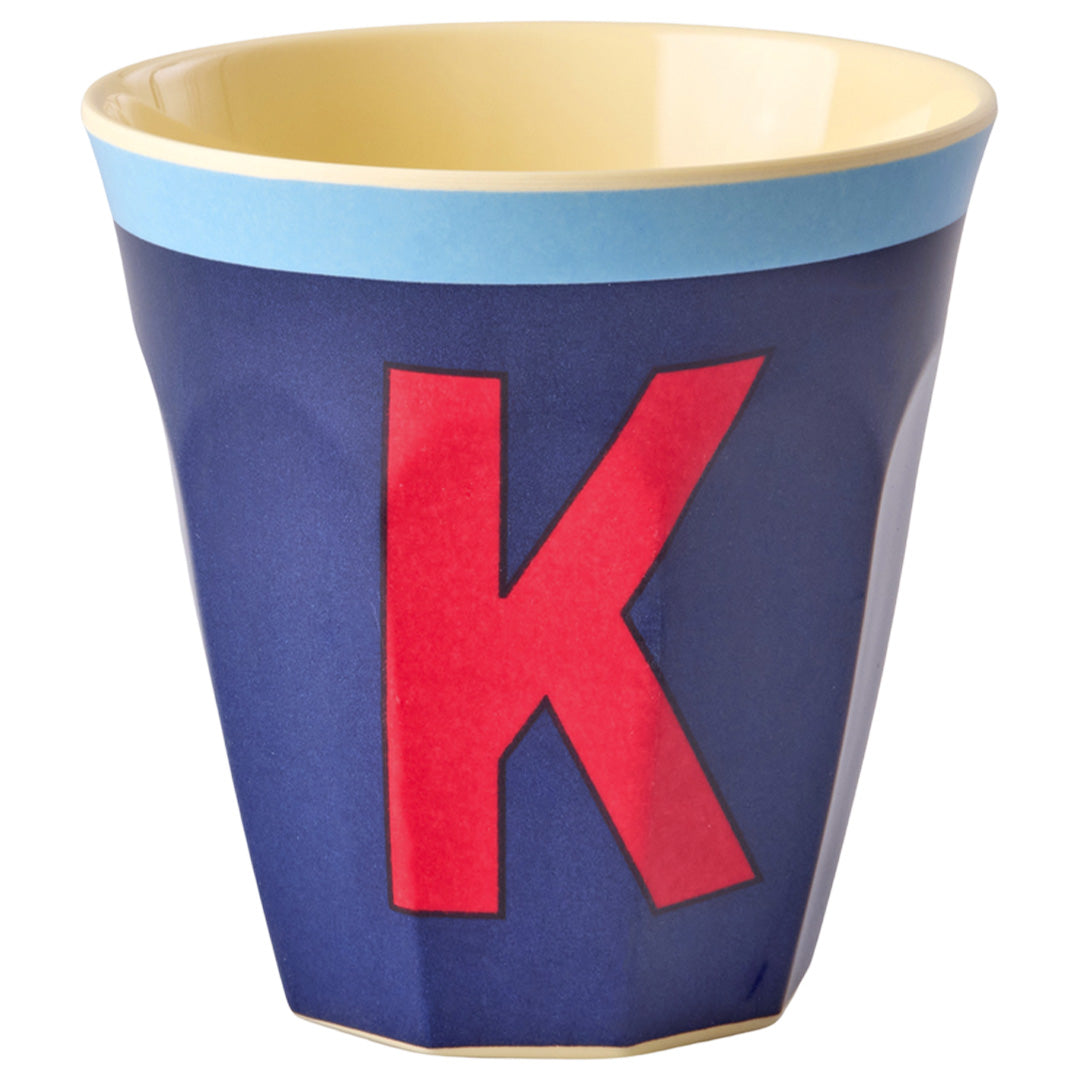 rice plastic beker in koningsblauw met rode letter K.