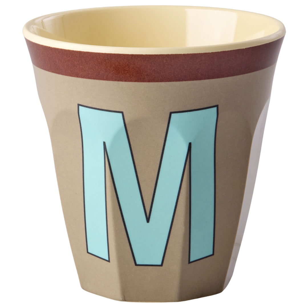rice alfabetbeker in donkerbeige met een lichtblauwe letter M.
