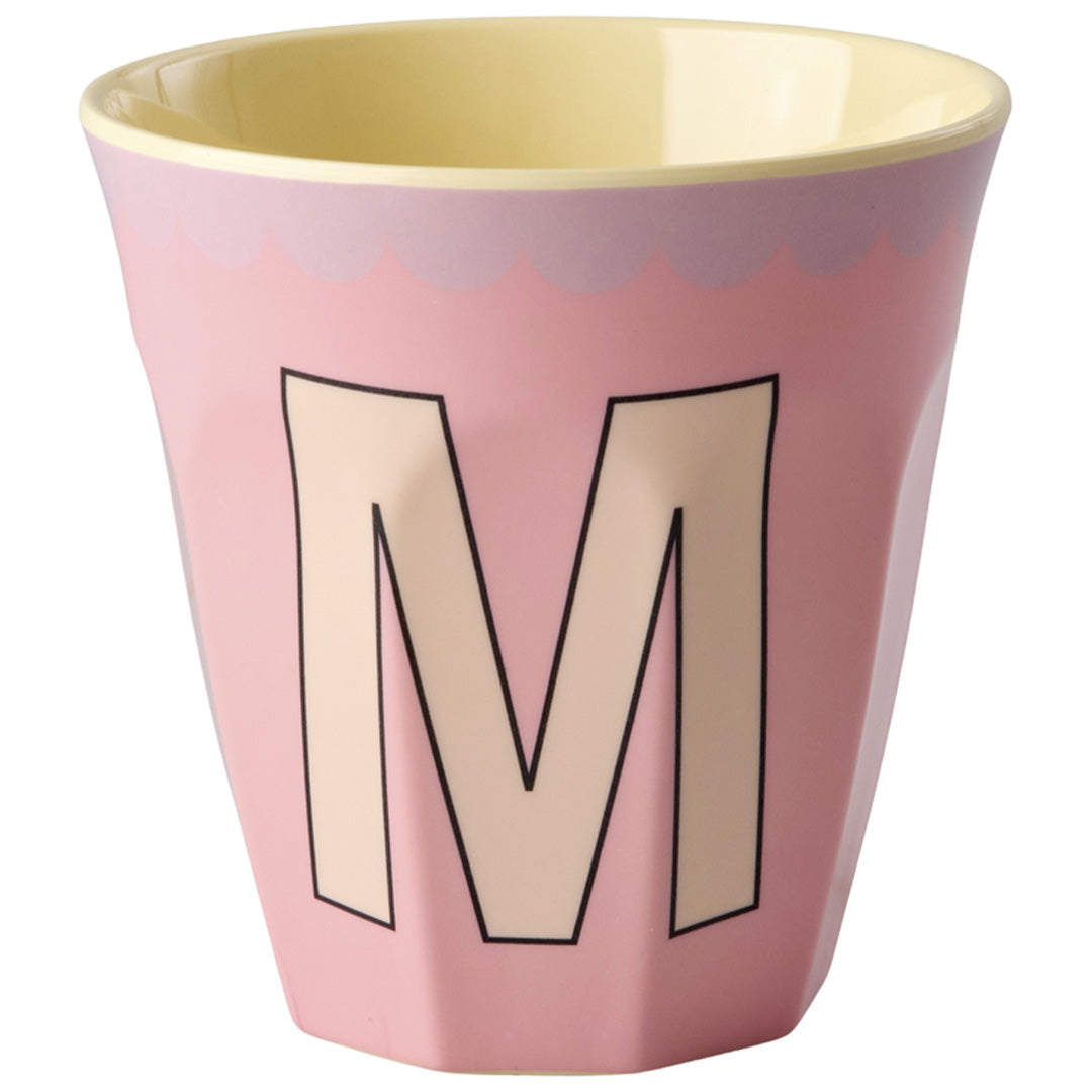 Rice roze plastic beker met de letter M.