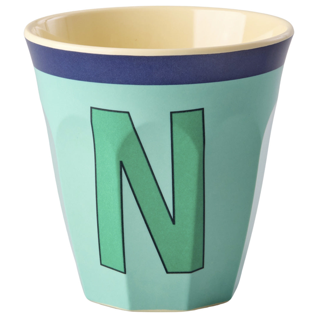 rice mintgroene alfabetbeker met de letter N.