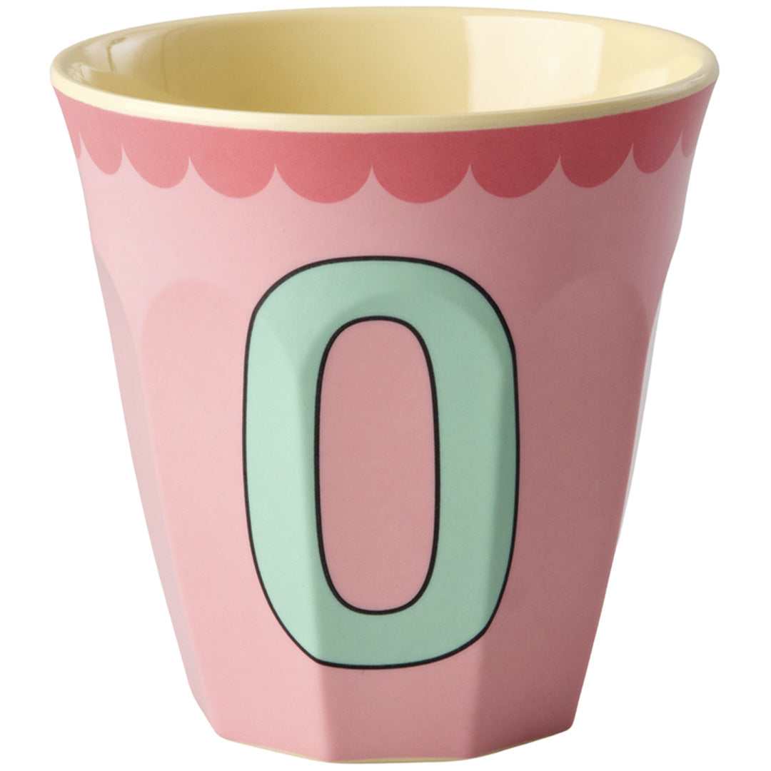rice plastic beker in roze met de letter O en een geschulpte rand.