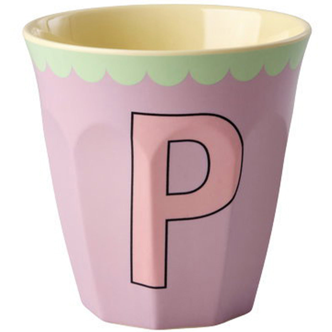 rice plastic alfabetbeker in lavendelkleur met de letter P en een groene geschulpte rand.