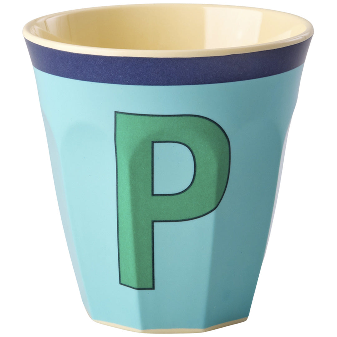 Rice plastic tumbler in mint met een groene letter P en een donkerblauwe rand.
