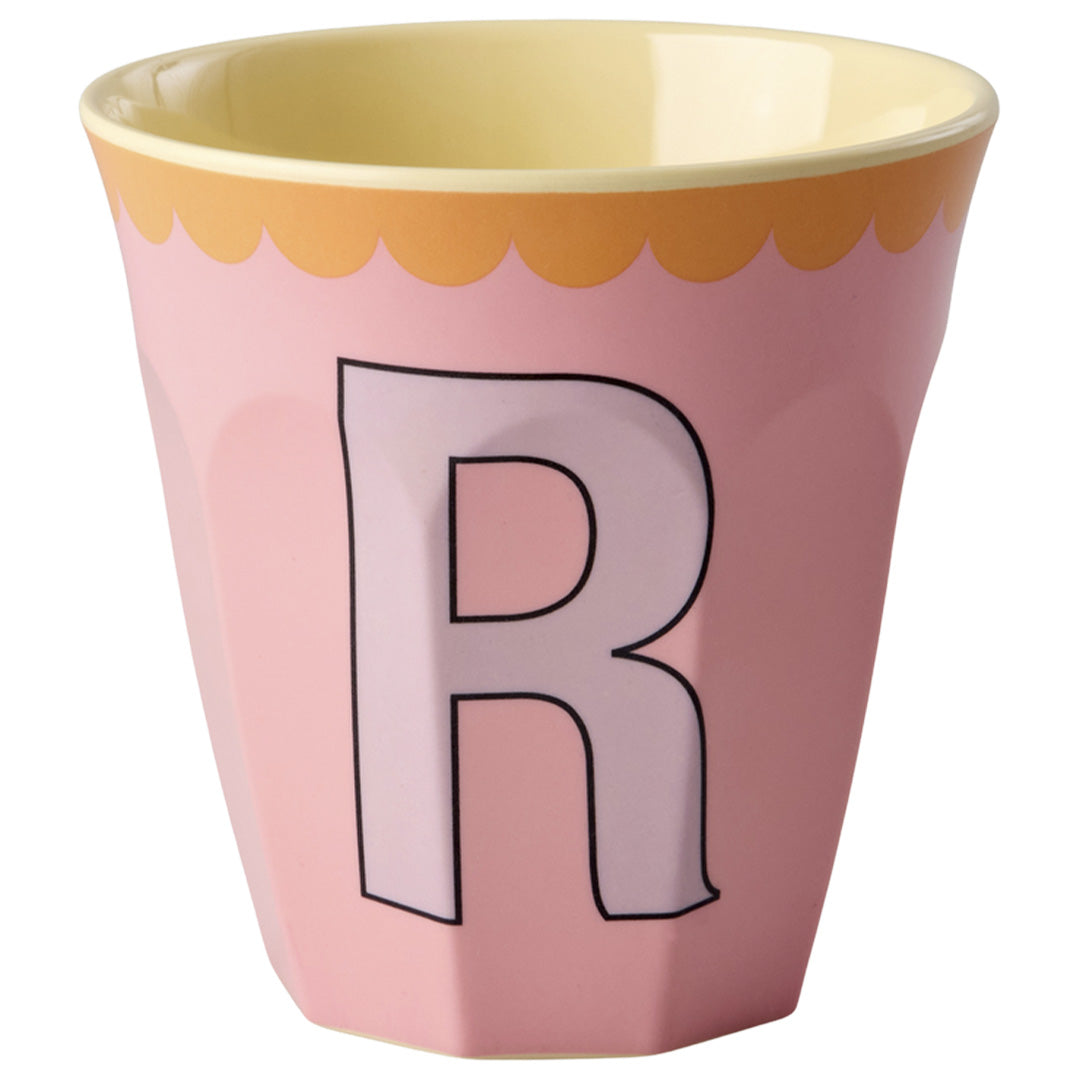 rice roze alfabetbeker met de letter R.