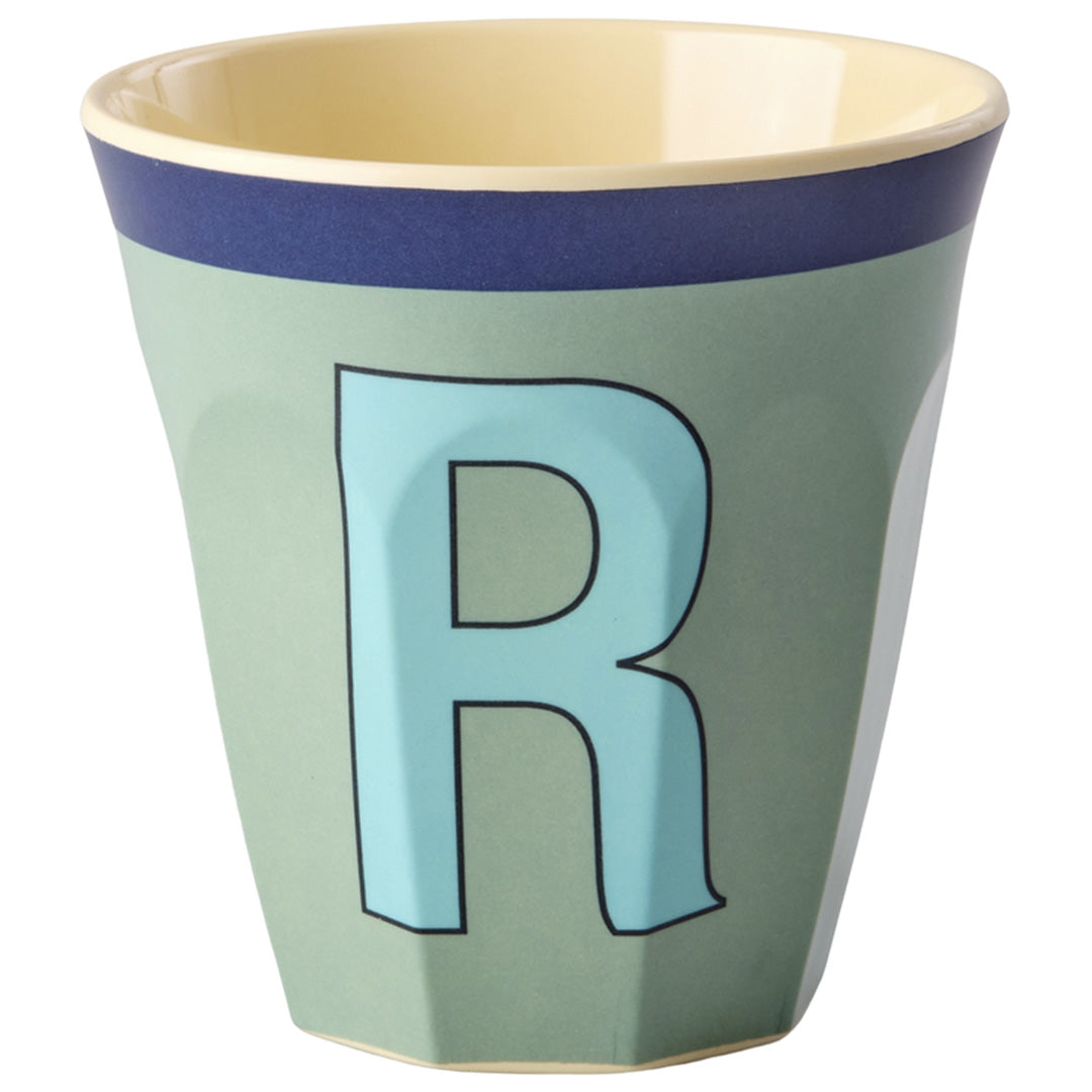rice alfabetbeker met de letter R in kaki en blauw.