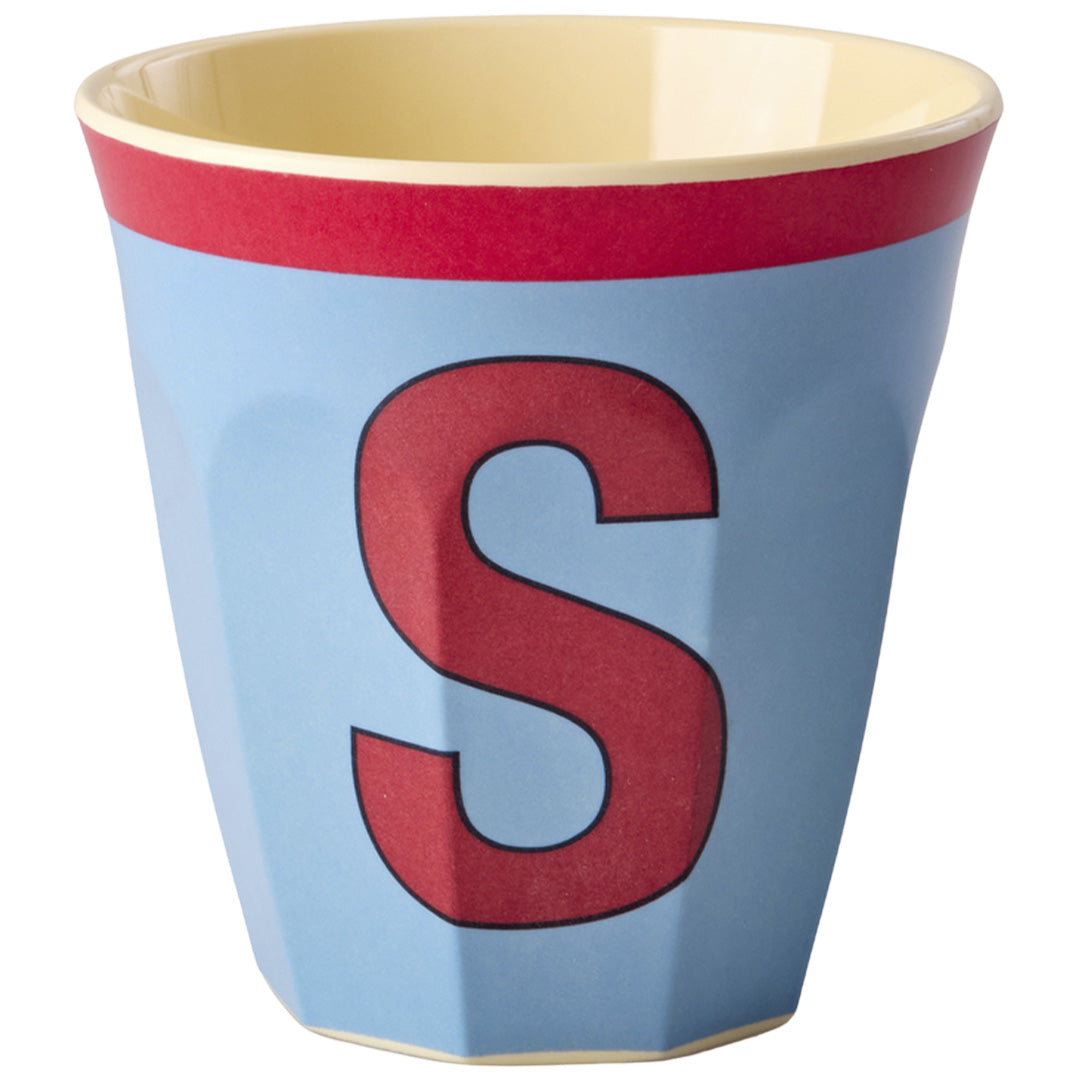 rice plastic beker in vintage blauw met rode letter S en rode rand.