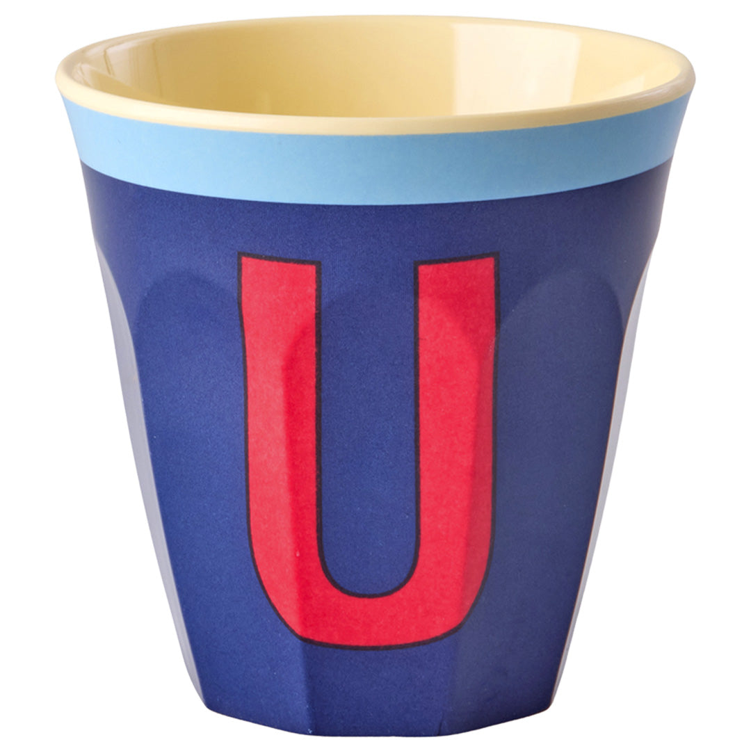 rice plastic beker met de rode letter U op een koningsblauwe achtergrond.