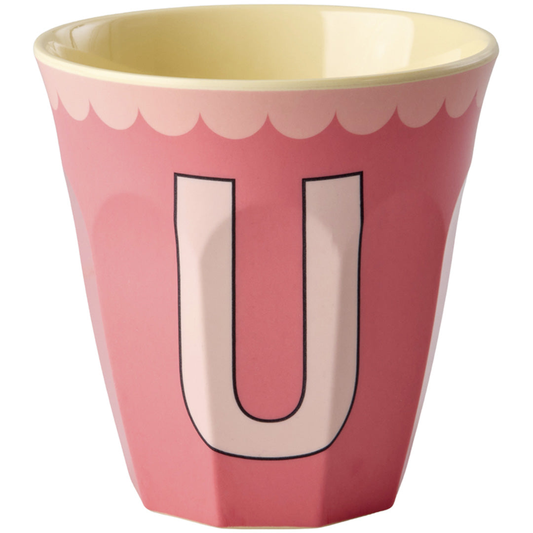 rice roze plastic beker met de letter U en een geschulpte rand.