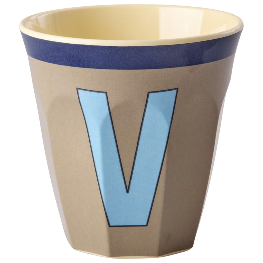 rice alfabetbeker in donkerbeige met blauwe rand en de letter V.