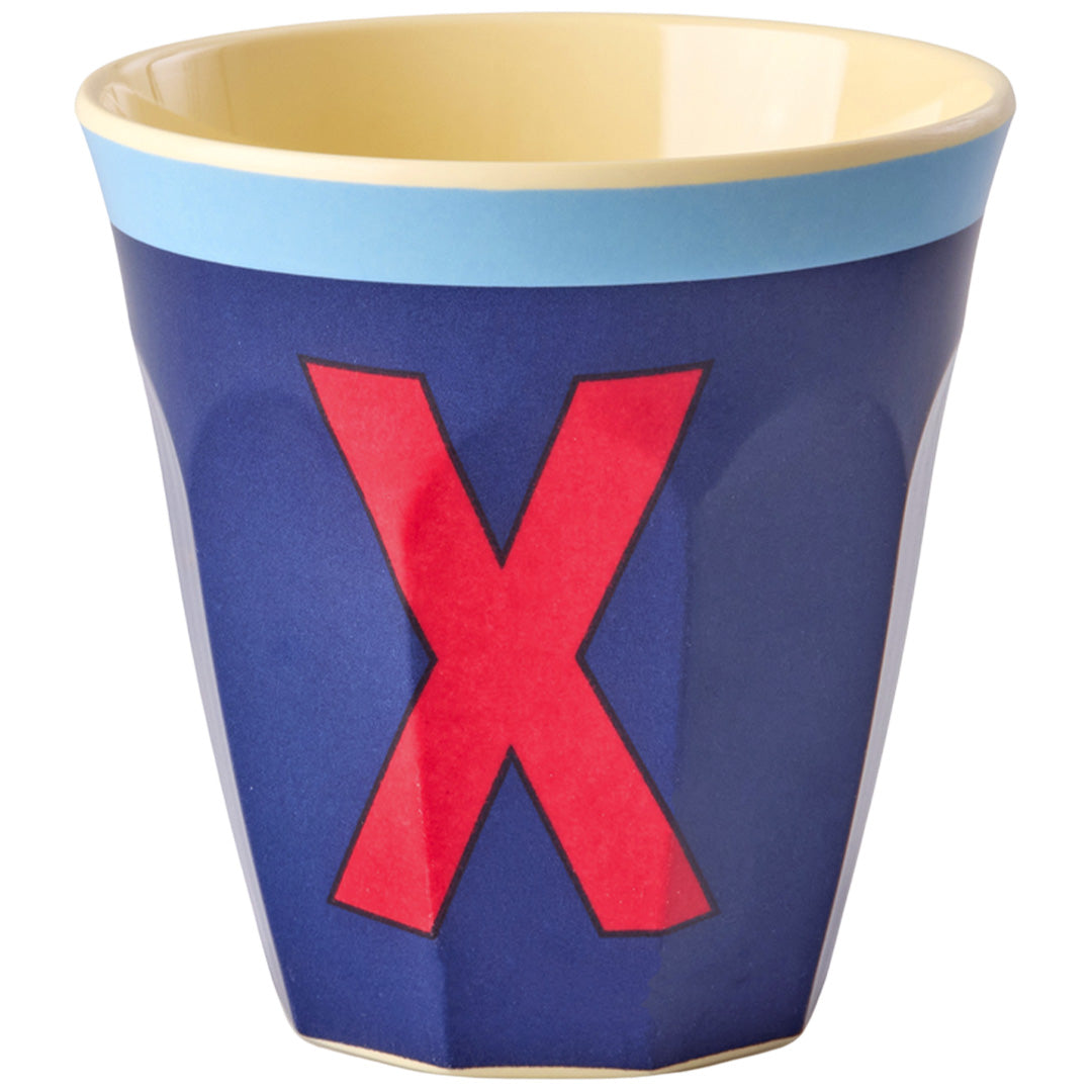 rice alfabetbeker van plastic in koningsblauw met een rode letter X.