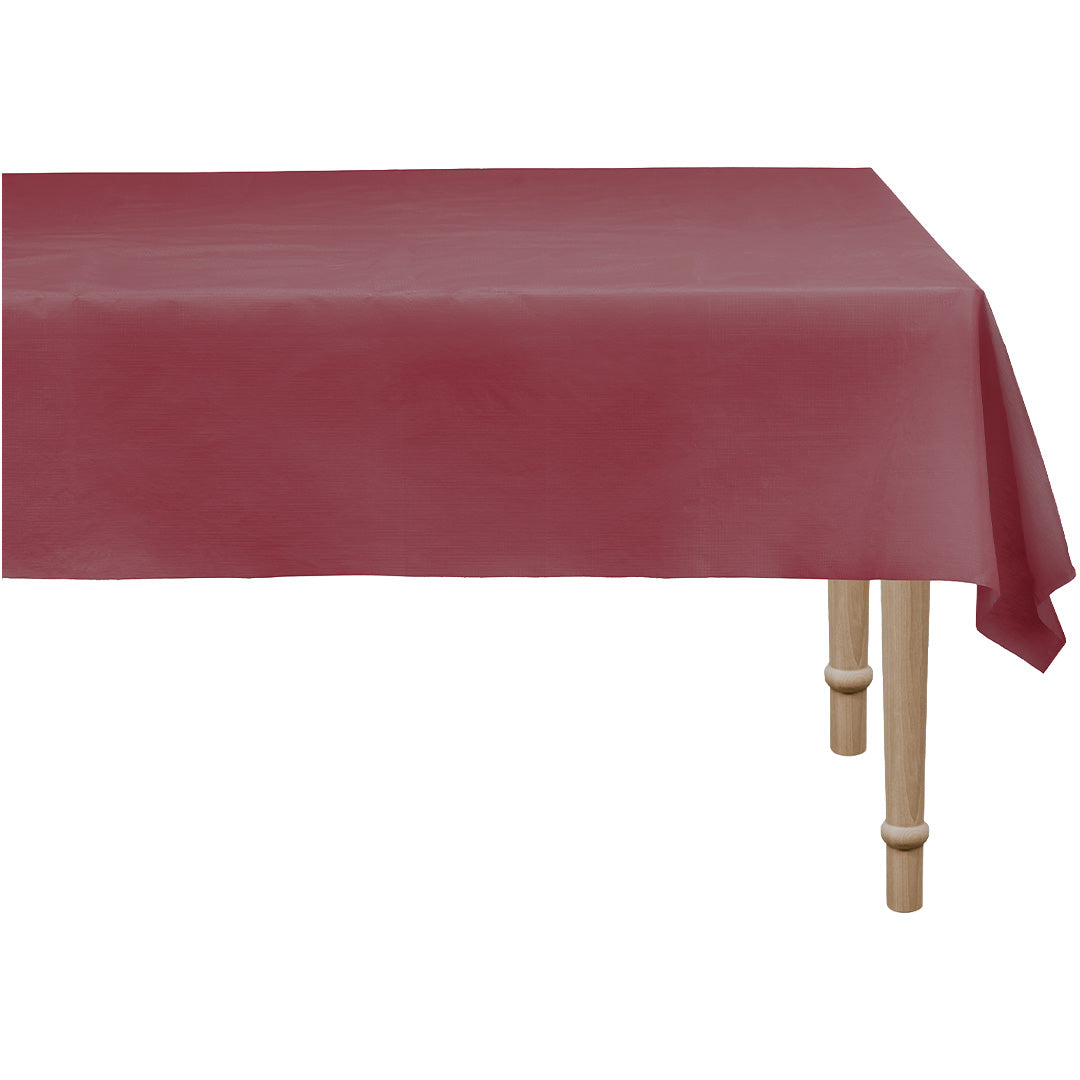 PartyDeco donkerrood plastic tafelkleed gedrapeerd over een tafel.