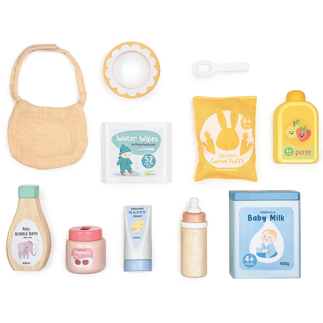 Overzicht van de Tender Leaf Toys houten poppenverzorgingsset met alle babyverzorgingsproducten en accessoires.