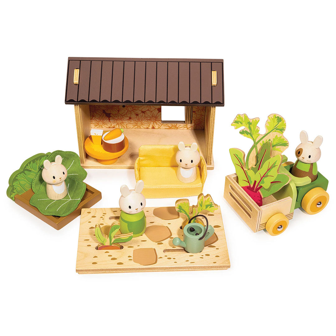 Overzicht van de Tender Leaf Toys konijnen moestuin speelset met open schuur, tractor, konijnen en moestuinonderdelen.