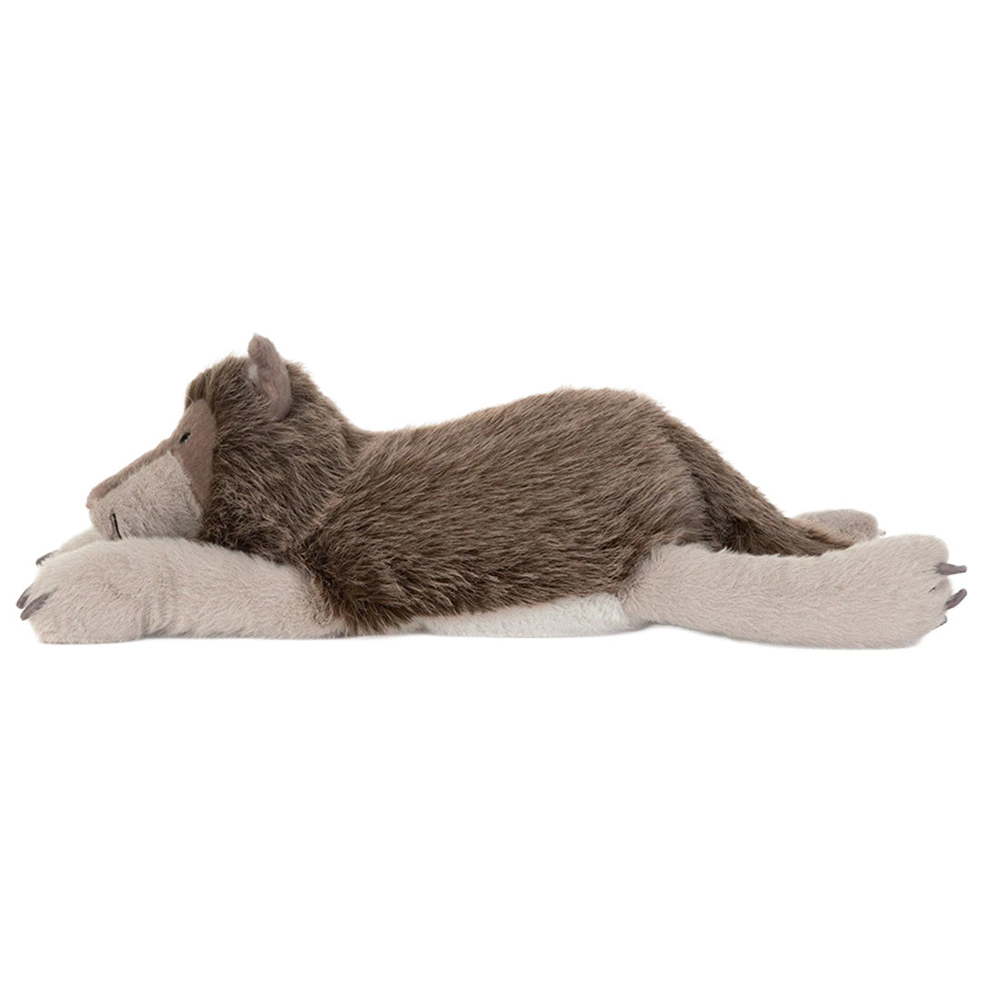 Zijaanzicht van de Jellycat pluchen wolf knuffel die op zijn buik ligt.