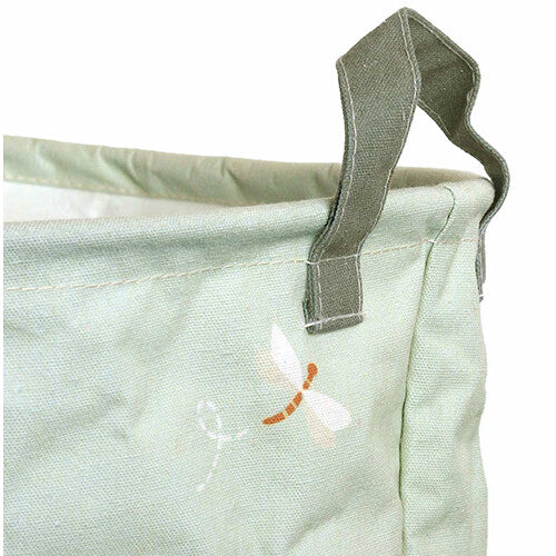 Detail van de a little lovely company opbergmand met een grijze handgreep en een kleine libelle-illustratie.