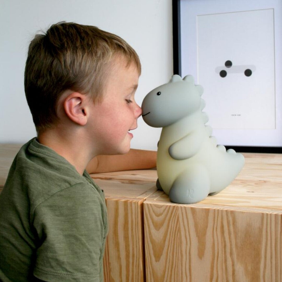atelier pierre led nachtlampje dino jéroom - sage - 20 cm | JD-330 | 2