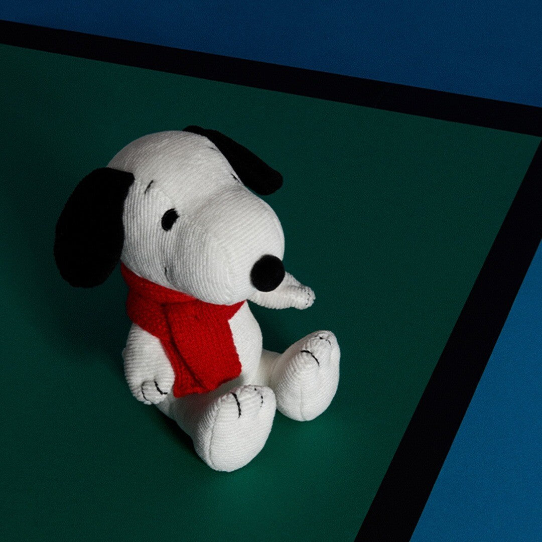 bon ton toys knuffelhond snoopy met sjaal - 17 cm | 33.177.005 | 3