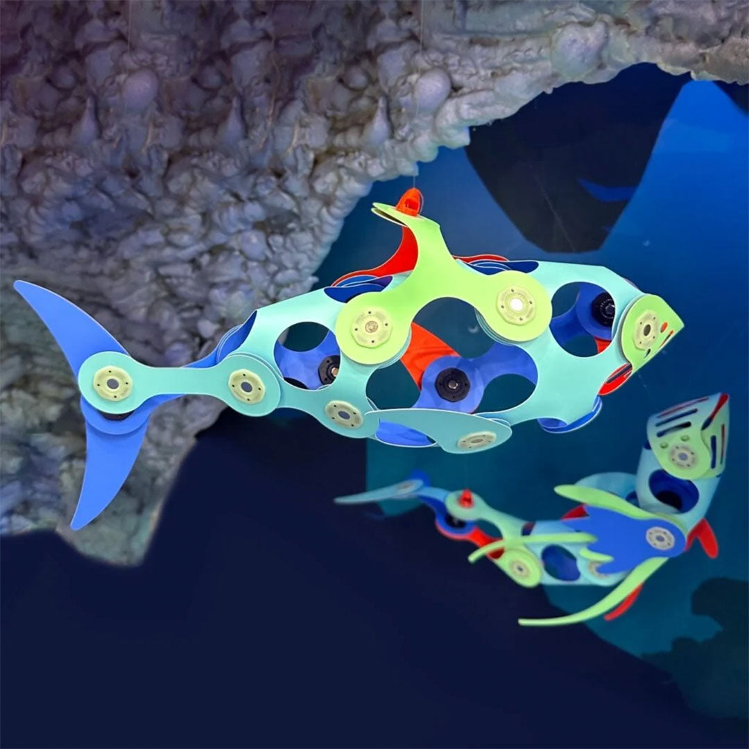 Twee Clixo magnetische 'ocean creatures' bouwfiguren zwemmen in een onderwateromgeving.