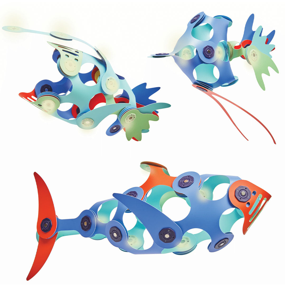 Drie verschillende Clixo magnetische 'ocean creatures' bouwfiguren, waaronder een grote vis, op een witte achtergrond.