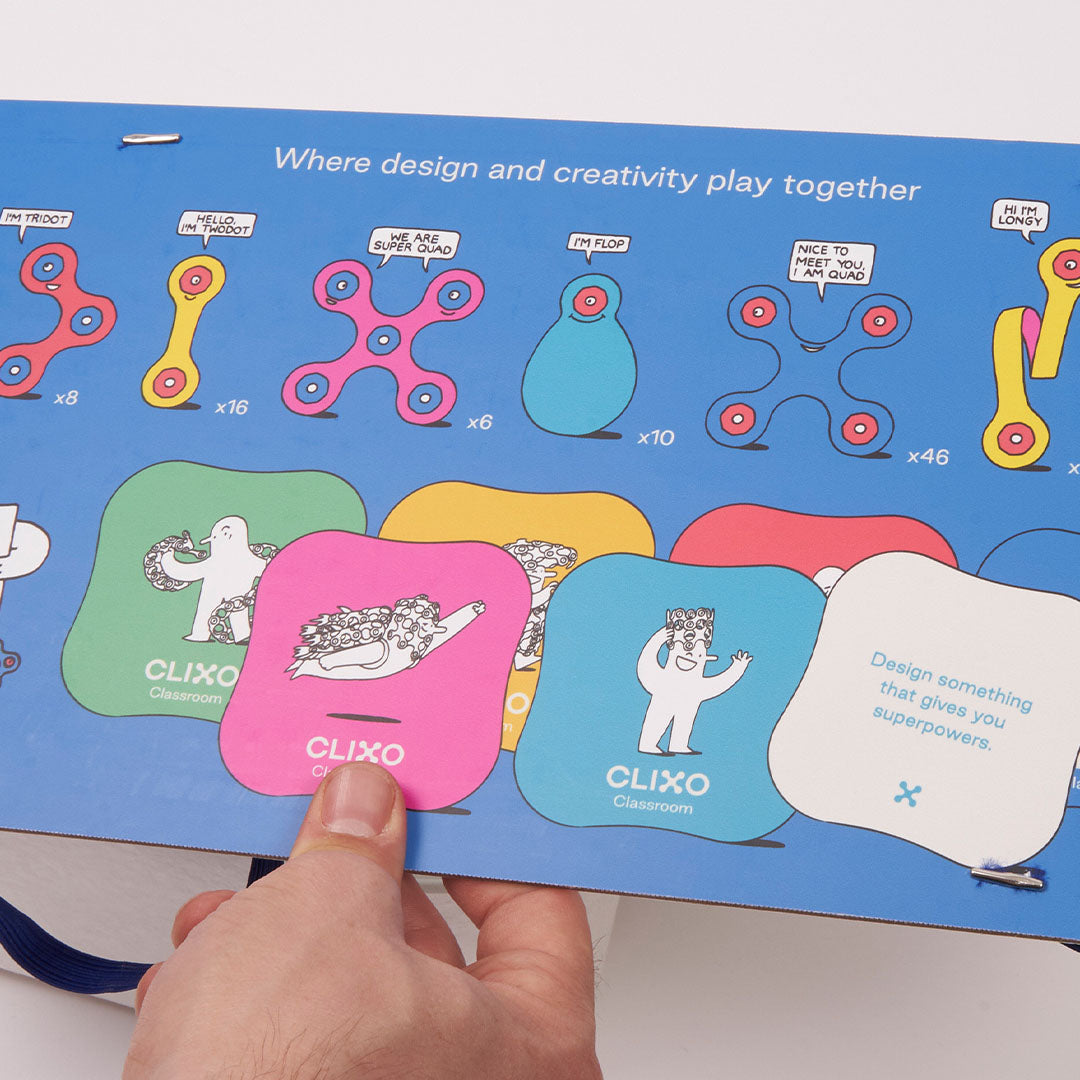 Een hand houdt Clixo instructiekaarten vast met daarop illustraties van verschillende bouwstukken en ontwerpen.