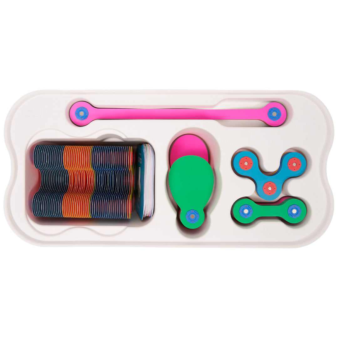 Een witte plastic tray met Clixo magnetische bouwstukken en instructiekaarten, van bovenaf gezien.