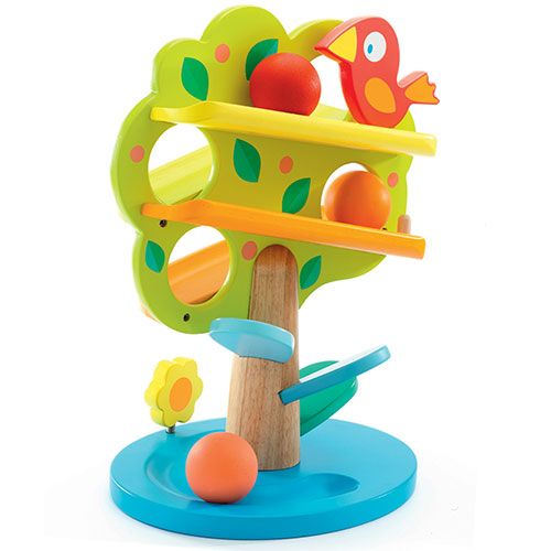 Djeco houten ballenboom met een rode vogel en rollende ballen.