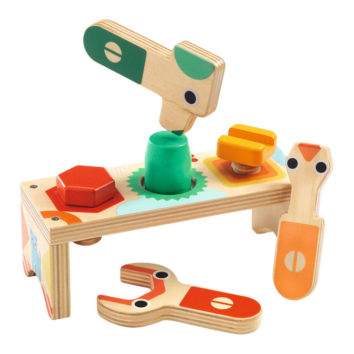 Djeco houten hamerbank met een groene slagpin, een rode zeskant en een oranje vierkant, met twee houten gereedschappen met ogen.