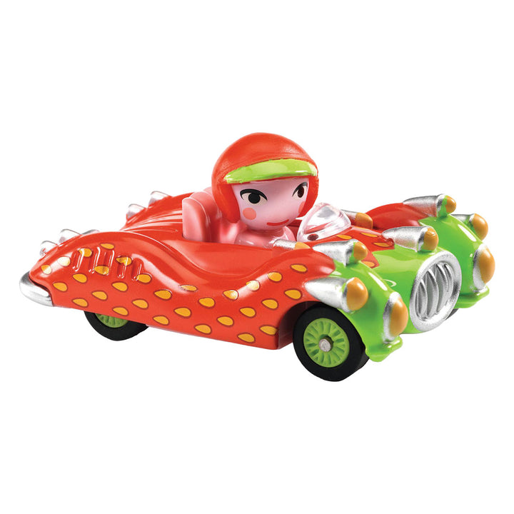 Djeco speelgoedauto Lady Berry in de vorm van een rode aardbei met een figuurtje met helm.