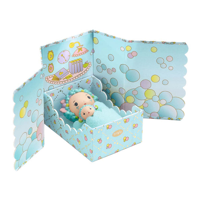 Djeco Tinyly speelset Tinyroom Blue opengeklapt met een grote en kleine pop in een bedje, omringd door blauwe wanden met bubbelpatronen.