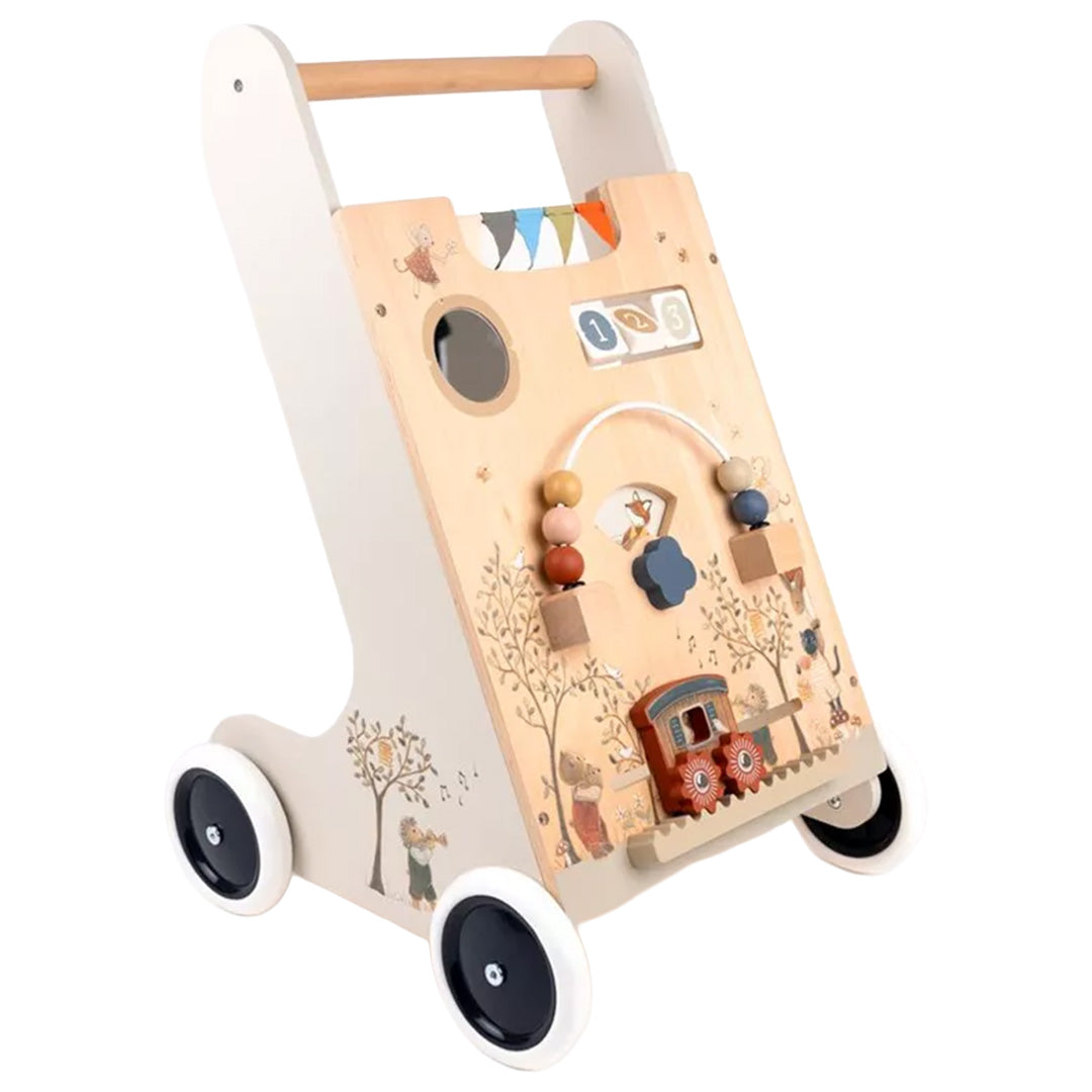 Egmont Toys houten activiteiten loopwagen met bosvrienden thema, schuin gefotografeerd.