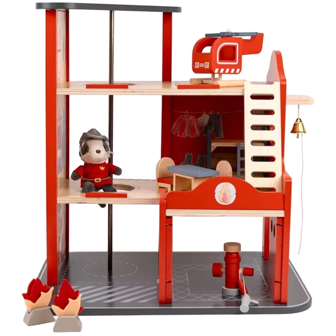 Vooraanzicht van de Egmont Toys houten brandweerkazerne met helikopter, brandweerman en brandweeraccessoires.