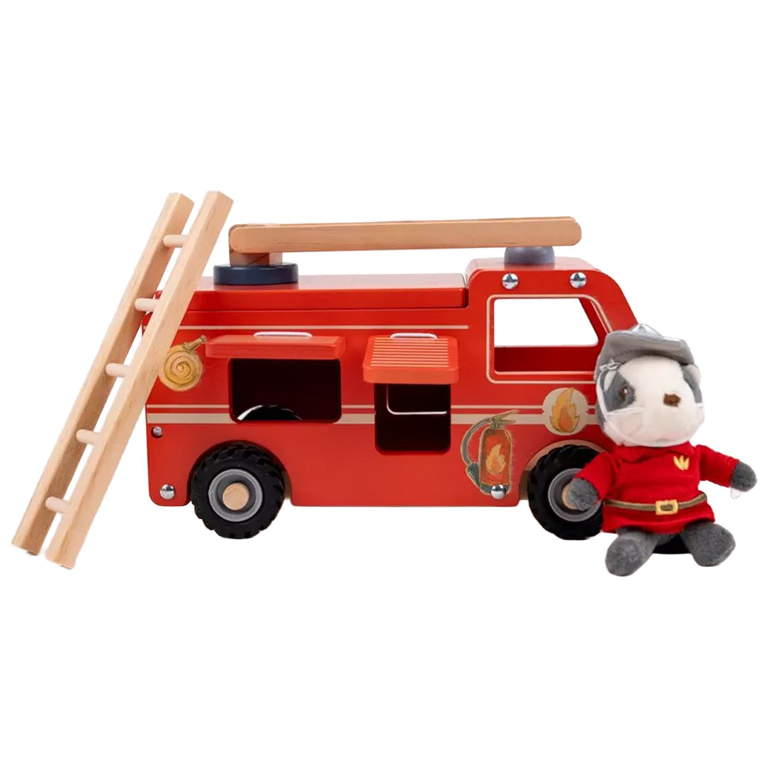 Egmont Toys houten brandweerwagen met ladder en een knuffeldas in brandweeruniform ernaast.