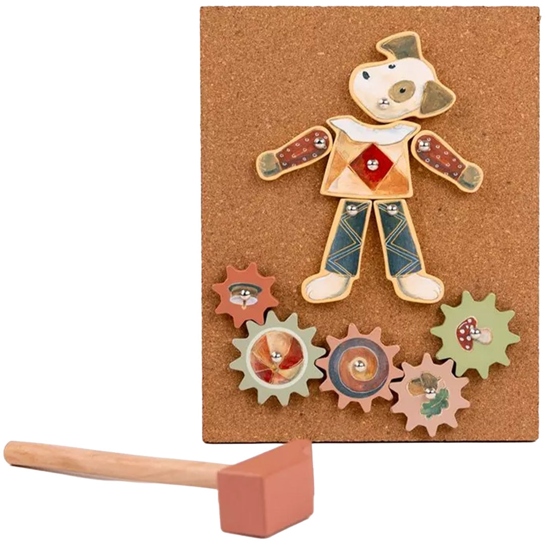 Egmont Toys hamertje tik speelgoed met een houten hondfiguur, tandwielen met bosdieren en een hamer op een kurkplaat.