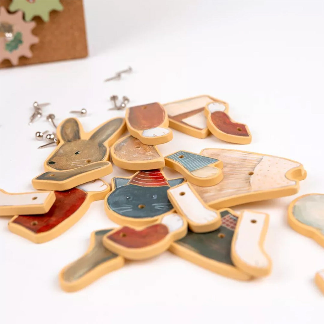 Detail van de houten onderdelen van het Egmont Toys hamertje tik speelgoed, waaronder hoofden van een konijn en een kat, en metalen spijkertjes.