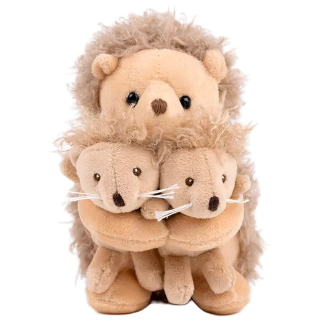 Egmont Toys pluchen egel knuffel met twee kleine egels in de armen.