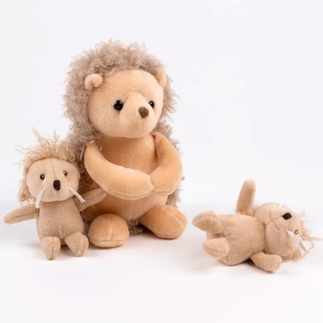 Egmont Toys pluchen egel knuffel met twee kleine egels, één zittend en één liggend.