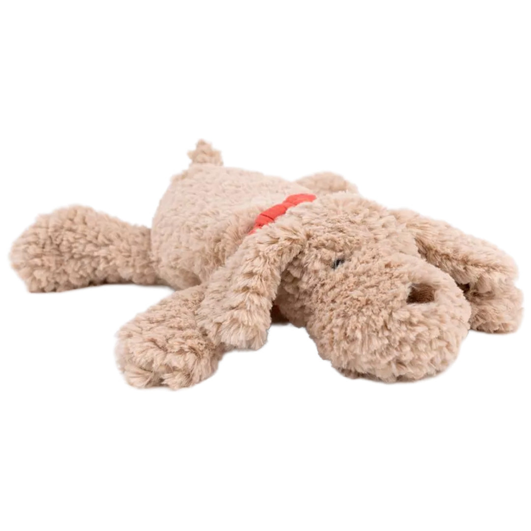Egmont Toys pluchen knuffelhond Gabi liggend met rode halsband.
