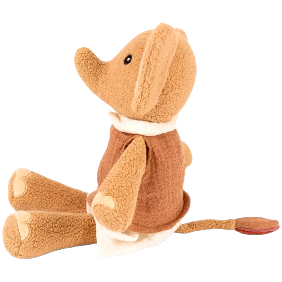 Egmont Toys knuffelolifant Ollie, beige met bruin shirt en witte broek, zit schuin van achteren.