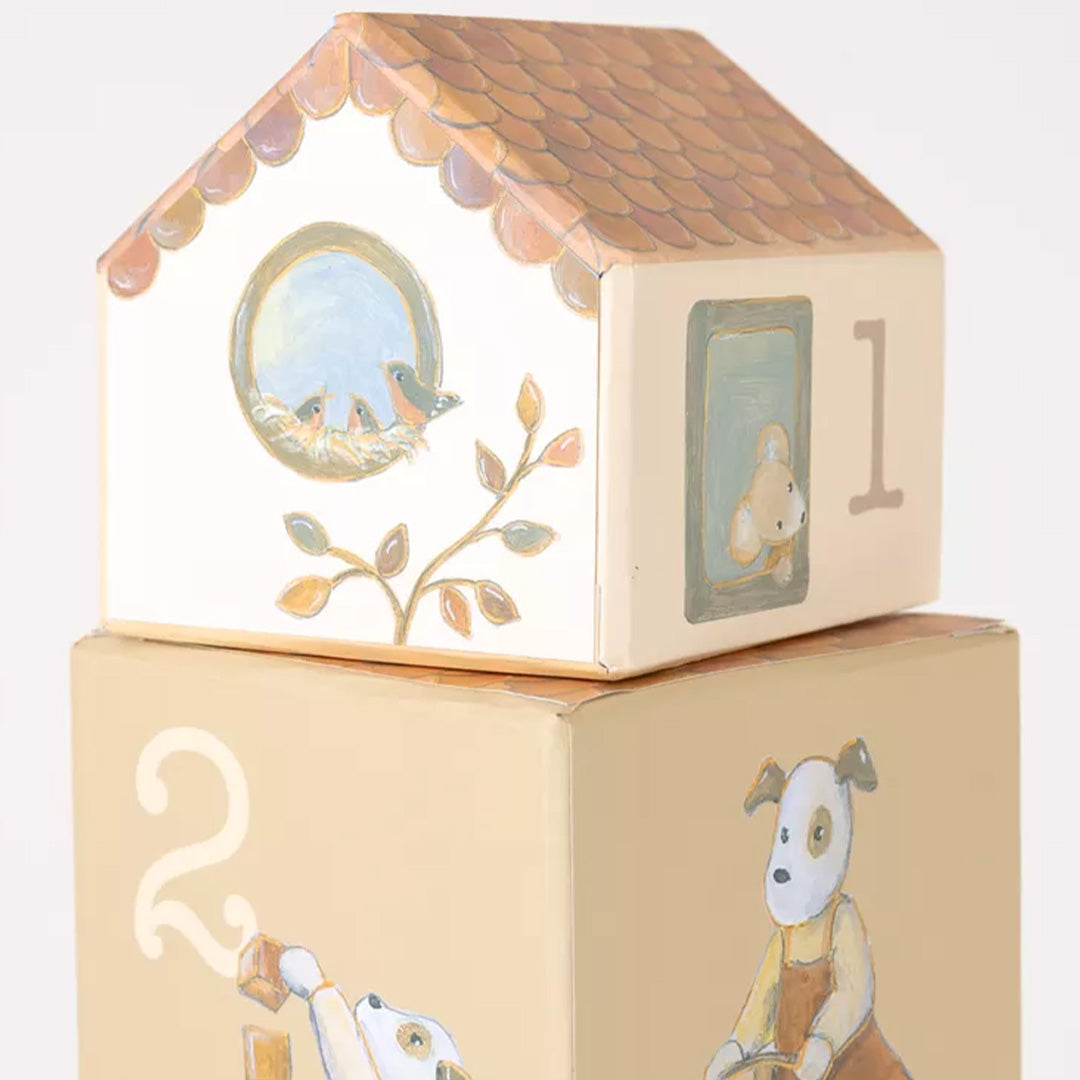 Detail van de bovenste twee Egmont Toys stapelkubussen met een dak, vogels in een nest en de nummers 1 en 2.