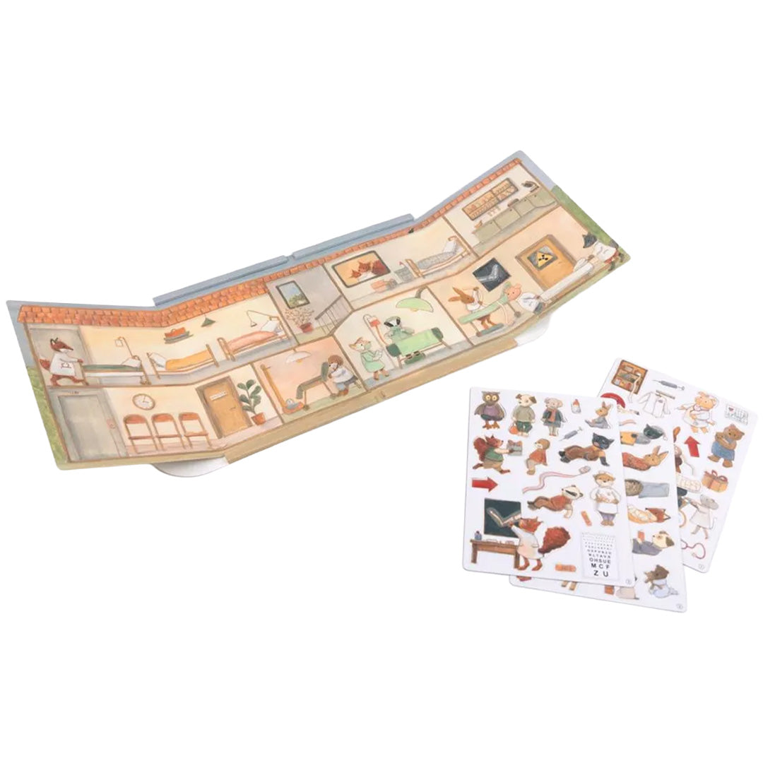 Egmont Toys magnetisch ziekenhuis speelset met opengeklapt ziekenhuis en losse vellen met dierenfiguren.