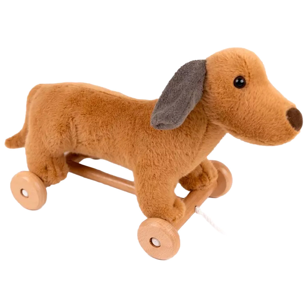 Egmont Toys bruine pluche teckel trekfiguur op houten wielen, schuin van voren.