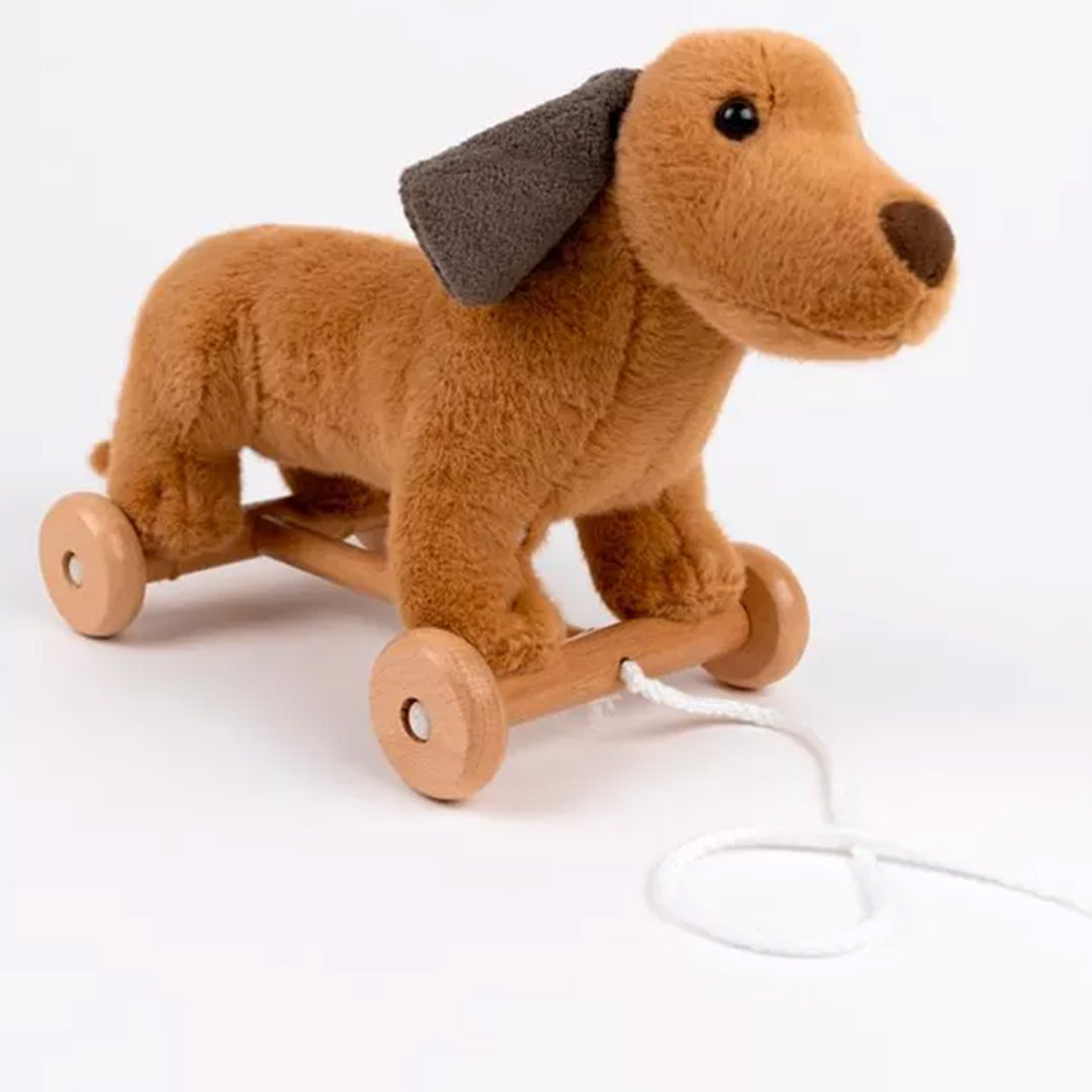 Egmont Toys bruine pluche teckel trekfiguur op houten wielen, schuin van opzij.
