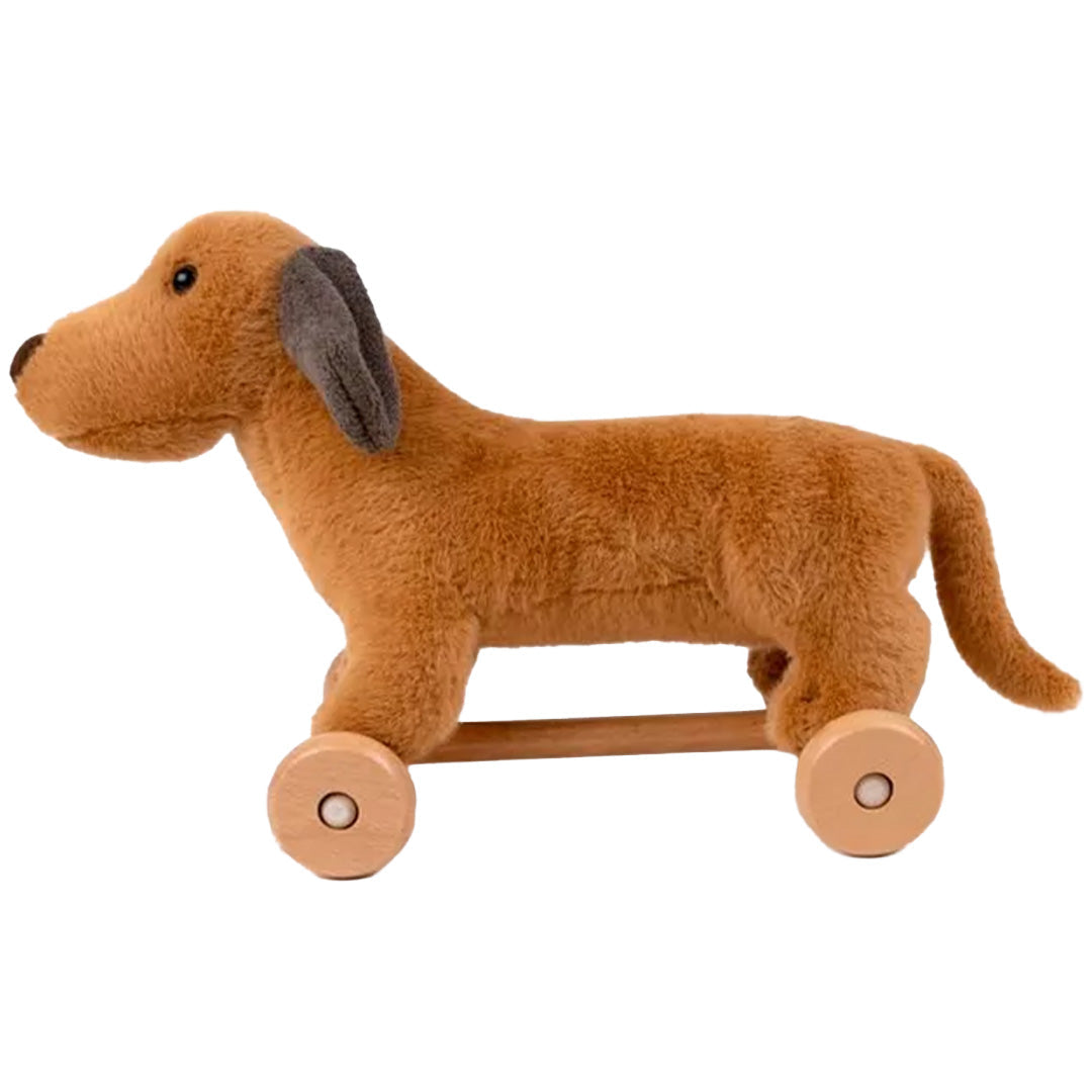 Egmont Toys bruine pluche teckel trekfiguur op houten wielen, van de zijkant.