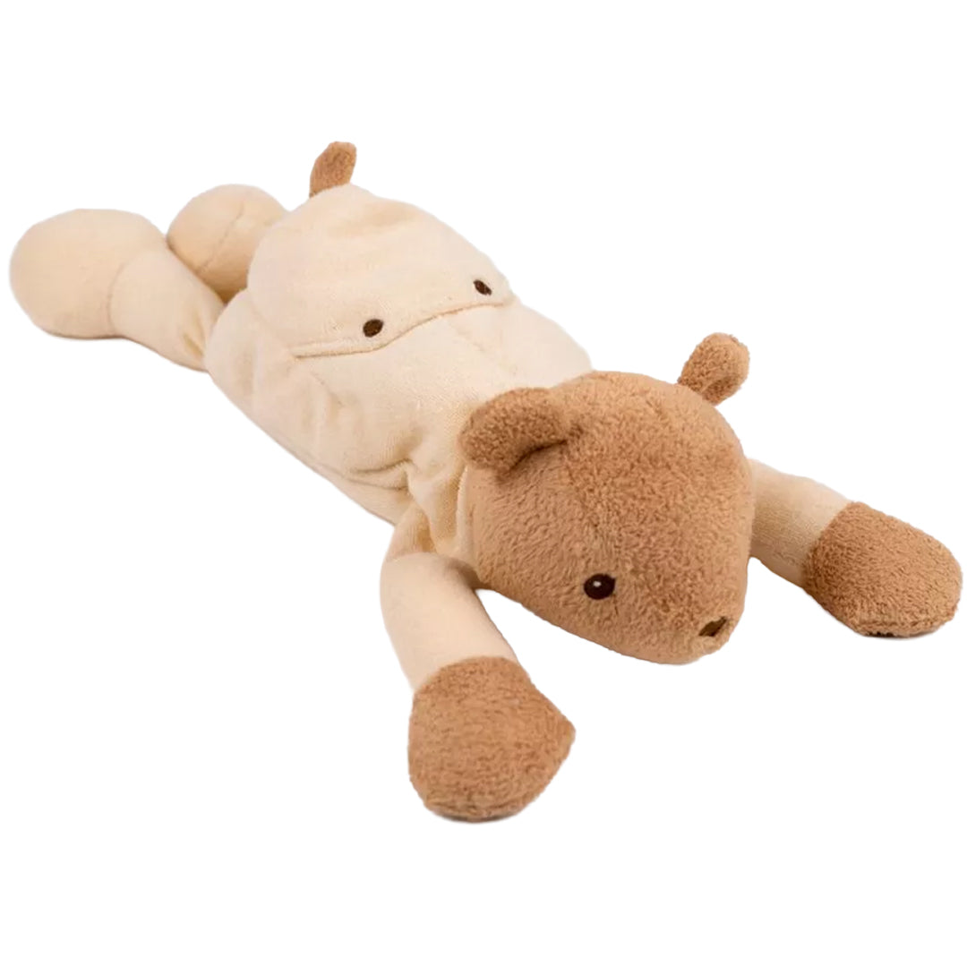 Egmont Toys verzwaarde pluchen beer in beige pyjama, liggend op de buik.