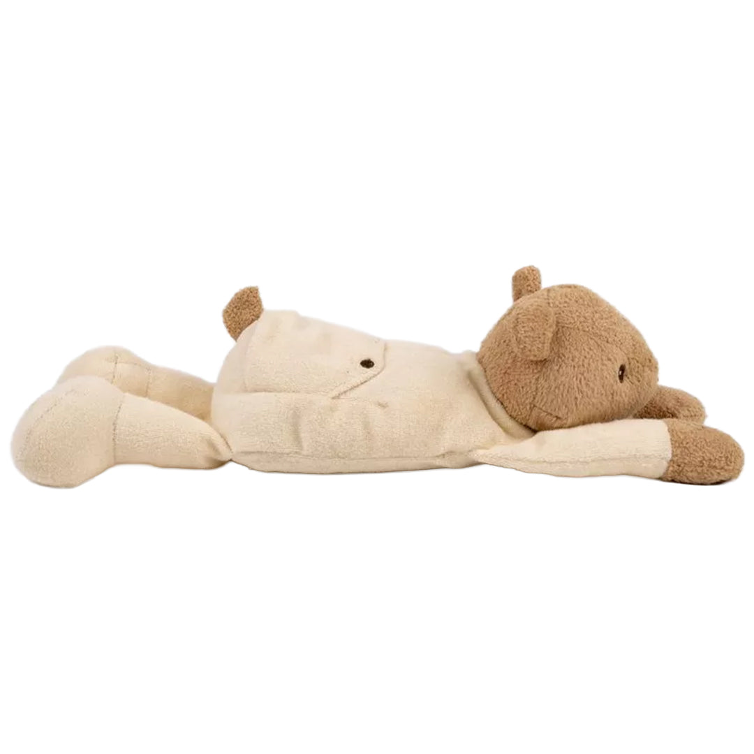 Egmont Toys verzwaarde pluchen beer in beige pyjama, van de zijkant gezien.